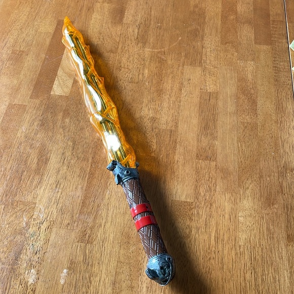 How to train your dragon hiccup's fire toy sword. - Picture 1 of 7